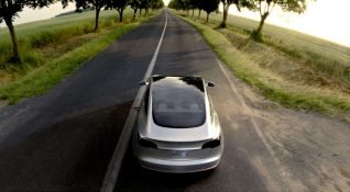 Tesla, araç sigortası sistemini altüst edecek bir anlaşmaya imza attı