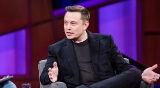 Elon Musk, Tesla'nın üretim hattında daha fazla insan çalışması gerektiğini söyledi